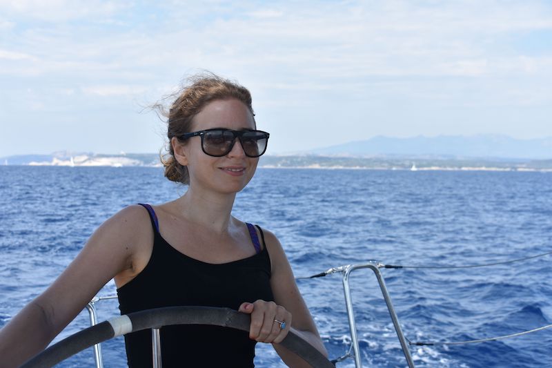 Unsere Sales Managerin am Ruder eines Segelyacht